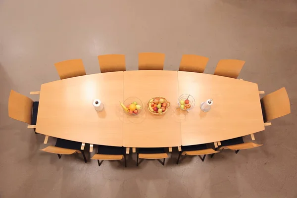 Конференц-стіл ізольований. Вид зверху — стокове фото