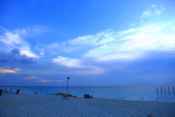 Вечерний песчаный пляж и удивительное голубое небо — стоковое фото