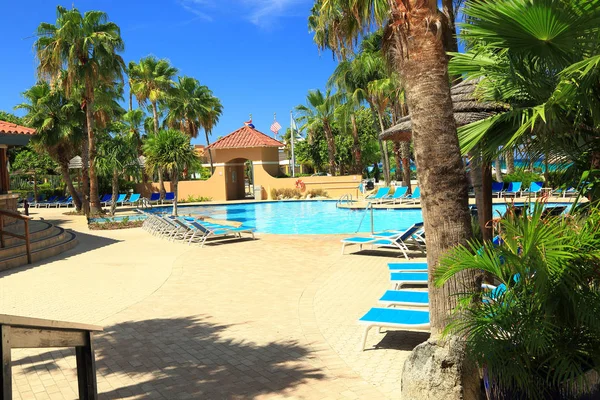 Güneşlenme yatakları güzel Açık Yüzme Havuzu. Aruba. Yaz arka plan.