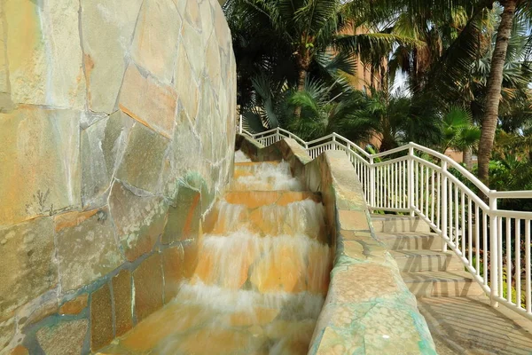Bonita Vista Entrada Edificio Agua Corriente Cerca Las Escaleras Isla — Foto de Stock