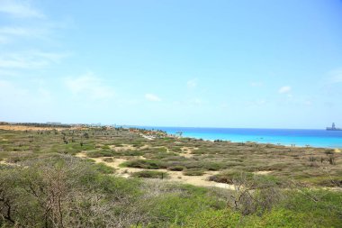 Aruba'nın doğal güzelliği. Kuzey Sahili. Off-Road Aruba. Muhteşem taş çöl manzara, mavi deniz ve mavi gökyüzü. Eylül, 2017