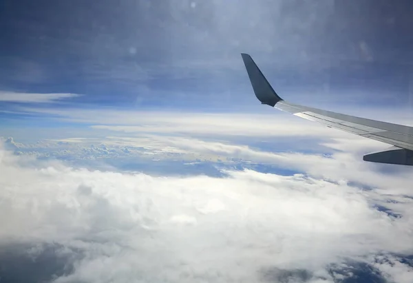 Ala Del Avión Mira Desde Ventana Cabina Cielo Azul Nubes —  Fotos de Stock