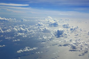 Hava güzel beyaz bulutlar mavi gökyüzünde görüntüleyin. Güzel arka plan