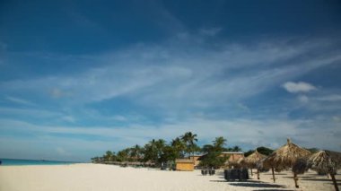 Eagle Beach Aruba Island şaşırtıcı görünümü. Karayipler. Turkuaz deniz su ve mavi gökyüzü. Güzel doğa arka plan. Zaman atlamalı