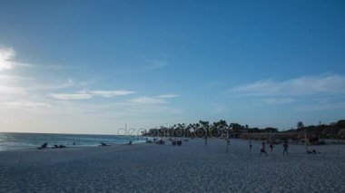 Eagle Beach Aruba Island şaşırtıcı görünümü. Karayipler. Turkuaz deniz su ve mavi gökyüzü. Güzel doğa arka plan. Zaman atlamalı