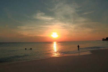 Aruba Adası 'nın Kartal Sahili' nde muhteşem bir gün batımı. Karayipler. Güzel doğa arkaplanı.