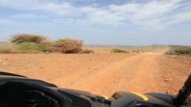 Off-road UTV Aruba turu. İnanılmaz taş çöl manzarası ve mavi gökyüzü. Kuzey kıyısı. Aruba 'nın doğal güzelliği.