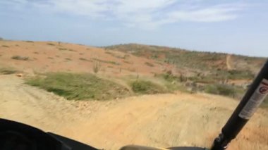Off-road UTV Aruba turu. İnanılmaz taş çöl manzarası ve mavi gökyüzü. Kuzey kıyısı. Aruba 'nın doğal güzelliği.