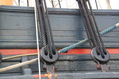 Gemi direği detayını. Yelken ile arma ayrıntılı. Gemi blok ve takımları yelken vintage.