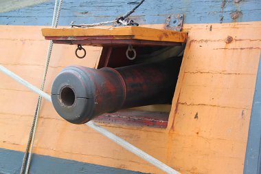 Eski askeri bir korsan gemisi silahlar Cannon'la gemi