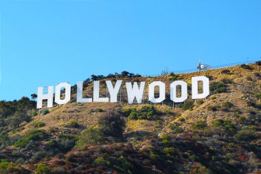 Los Angeles, California. Hollywood işareti mavi gökyüzü arka plan. Dünya ünlü dönüm noktası.