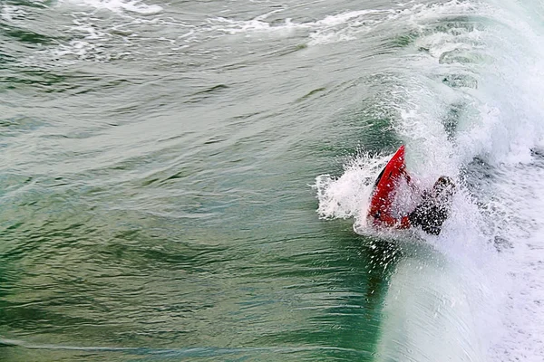 骑行波 一个被识别的冲浪者捕捉到了一个浪头 洛杉矶 — 图库照片