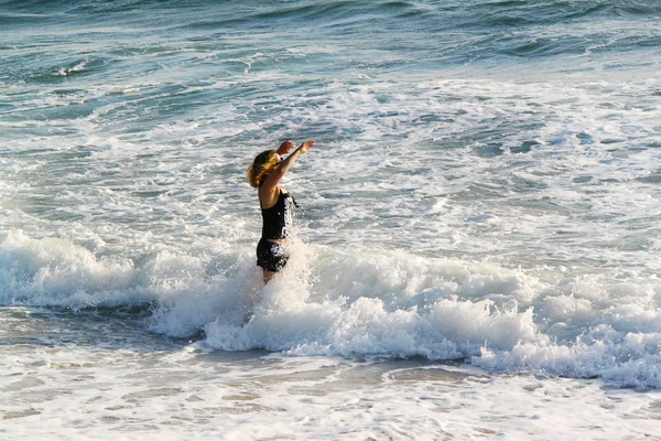 海の波に向かって歩いている女性 太平洋 ロサンゼルス 素敵な自然の背景 — ストック写真