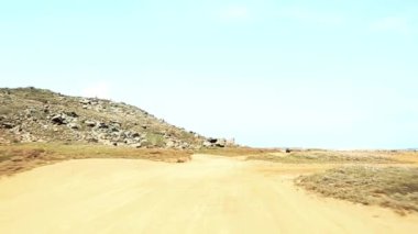 Off-road UTV Aruba turu. İnanılmaz taş çöl manzarası ve mavi gökyüzü. Kuzey kıyısı. Aruba 'nın doğal güzelliği