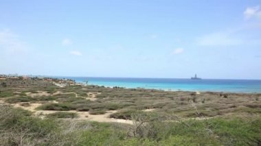 Aruba 'nın doğal güzelliği. Kuzey kıyısı. Off-road Aruba. İnanılmaz taş çöl manzarası, mavi deniz ve mavi gökyüzü..