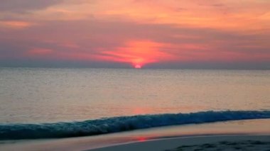 Caribbean üzerinde şaşırtıcı güzellik renkli günbatımı. Aruba Island. Unutulmaz görünümü. Etkileyici bir geçmiş.