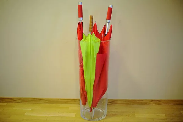 红色和绿色的雨伞在大玻璃花瓶 家居设计 办公设计 — 图库照片