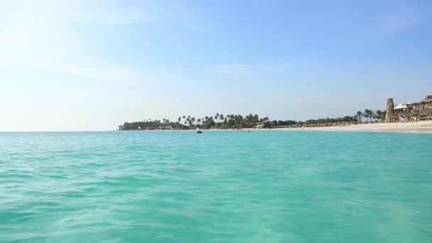 Incroyable plage de sable blanc de beauté de l'île d'Aruba. Eau de mer turquoise et ciel bleu. Beau fond.