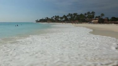 Karayip Denizi içinde büyük dalga kıyıya kırılıyor. Aruba Island. Güzel doğa arka plan