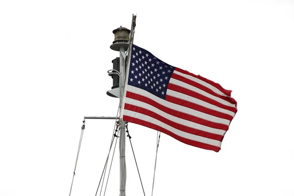 孤立的美国国旗在天空背景下 — 图库照片