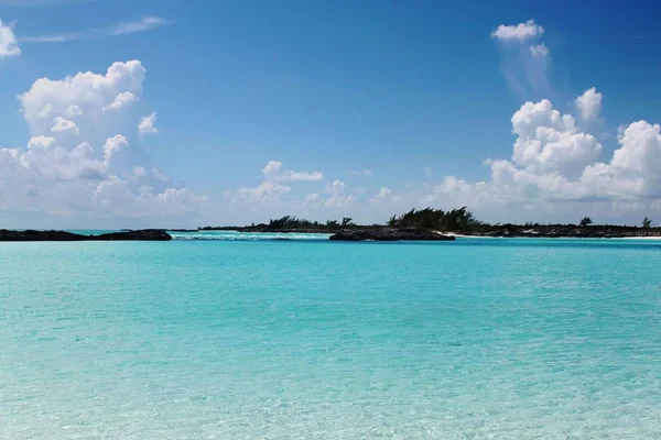 Bahamas Agua Turquesa Del Océano Atlántico Cielo Azul Hermoso Fondo — Foto de Stock