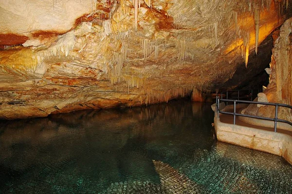 Las Cuevas Cristal Las Bermudas Increíbles Formaciones Estalactitas Blancas Cubiertas —  Fotos de Stock