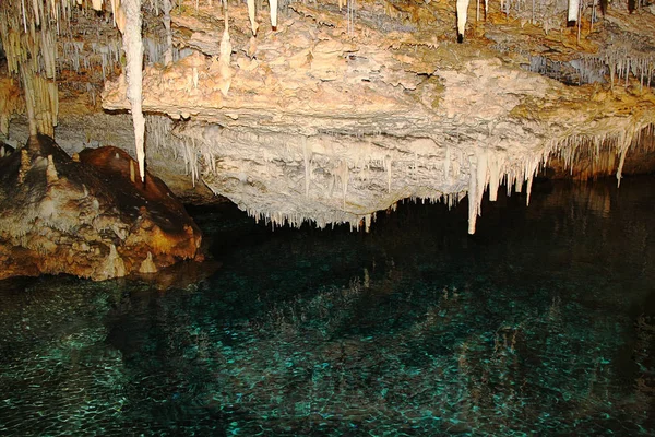 Grotte Cristallo Delle Bermuda Incredibili Formazioni Stalattiti Bianche Ricoperte Paglie — Foto Stock