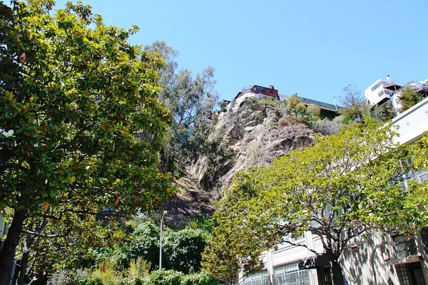 Vista Sobre Belo Edifício Situado Alto Colina Pedra Árvores Verdes — Fotografia de Stock