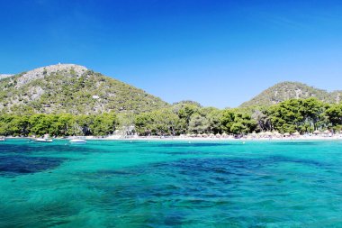 İspanya. Palma de Mallorca. Akdeniz'in masmavi bir deniz. Plaj görünümünde fantastik. Güzel arka plan