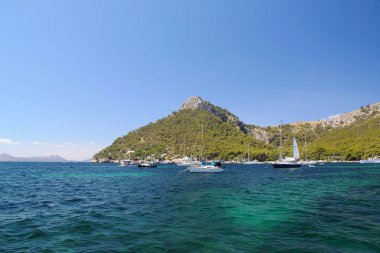 İspanya. Muhteşem taş Peyzaj ve Akdeniz'in masmavi bir deniz. Güzel arka plan.