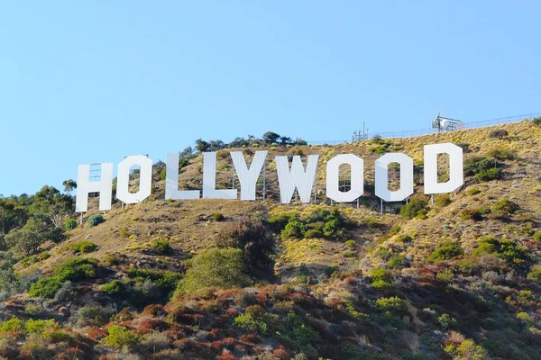 Signo Hollywood Sobre Fondo Azul Del Cielo Monumento Fama Mundial —  Fotos de Stock