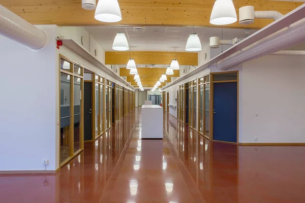 Όμορφη Αίθουσα Ένα Σύγχρονο Κτήριο Πολλαπλασιάστε Γραφείο Δωμάτια Απομονωμένη Λευκούς — Φωτογραφία Αρχείου