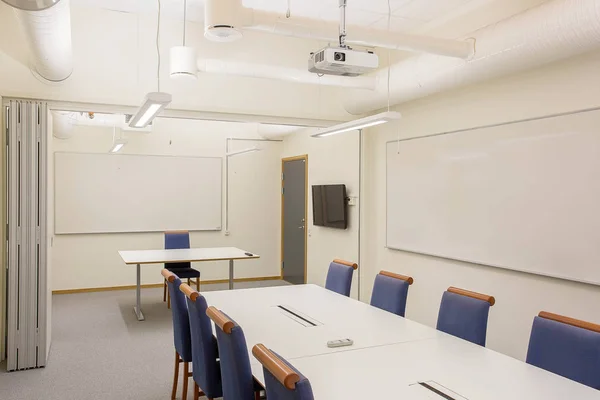 Moderna Sala Conferências Reuniões Isolada Mesa Escritório Branca Cadeiras Azuis — Fotografia de Stock