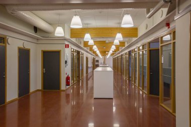 İsveç. Güzel salonu ile çarpın izole ofis Odalar modern bir bina. Beyaz duvarları ve kırmızı-kahverengi mermer cilalı döşeme. Tahta ve cam parçaları. İş kavramı.