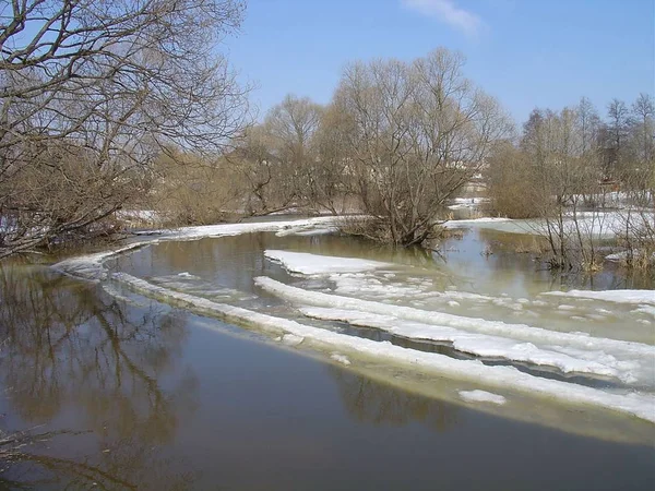 Vacker Natur Landskap Vårfloden Slush Smält Snö Dataspill Blå Himmel — Stockfoto