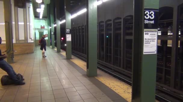 Bahn Zug Fährt Straßenstation Vorbei Video Mit Soundtrack New York — Stockvideo