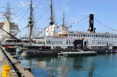  Eski bir denizaltı ve gemiler Denizcilik Müzesi, San Diego içinde güzel manzara. Amerika Birleşik Devletleri. Mavi gökyüzü arka plan. 9 Eylül 2012.