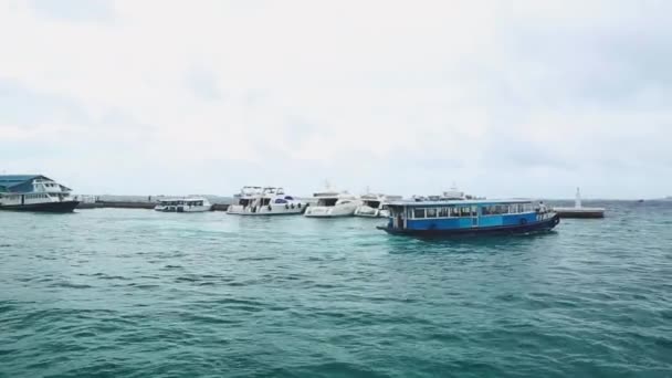 Prachtig Uitzicht Zeehaven Met Schepen Yahts Openbare Veerboot Turkoois Water — Stockvideo
