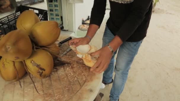 Joven Sacando Jugosa Carne Coco Blanca Como Nieve Para Probarla — Vídeos de Stock