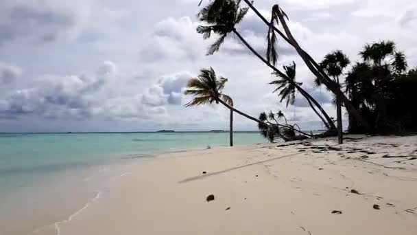 Incroyable plage de sable blanc de beauté, eau turquoise et ciel bleu avec vue sur les nuages blancs. Océan Indien, Maldives. Délai imparti . 