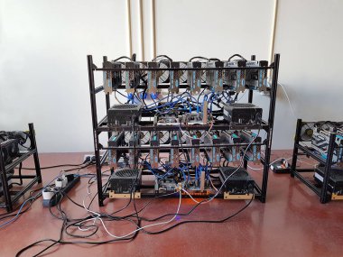 Bitcoin madenci donanım izole. Bitcoin incelemesi kavramı. Teknolojik altyapı.