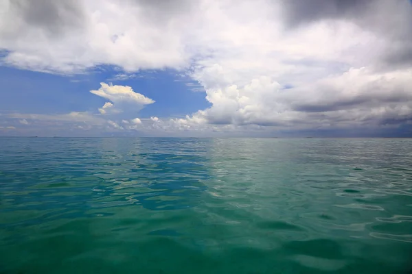 令人惊叹的印度洋绿松石水和蓝天白云 马尔代夫 美丽的自然背景 — 图库照片