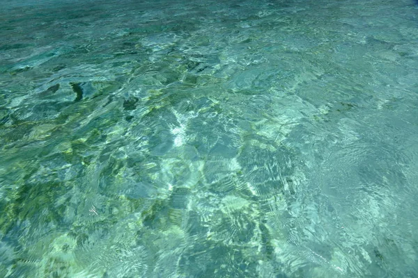 Vista Incrível Pedras Areia Branca Através Água Azul Turquesa Transparente — Fotografia de Stock