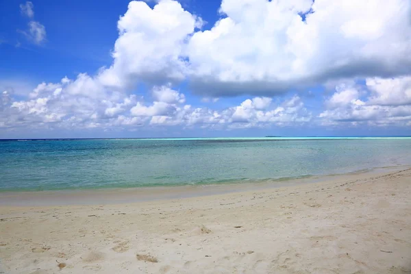 Prachtig Uitzicht Van Wit Zand Strand Turkoois Water Blauwe Hemel — Stockfoto