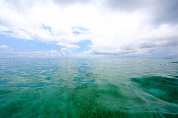 Vista Deslumbrante Horizonte Oceânico Água Azul Turquesa Céu Azul Claro — Fotografia de Stock