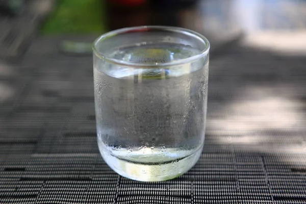 Vaso Agua Fría Sobre Fondo Marrón Grisáceo Cálido Día Verano — Foto de Stock