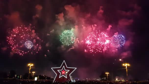 Wspaniałe Kolorowe Fajerwerki Dzień Zwycięstwa Tłum Ludzi Oglądać Fajerwerki Moscow — Wideo stockowe