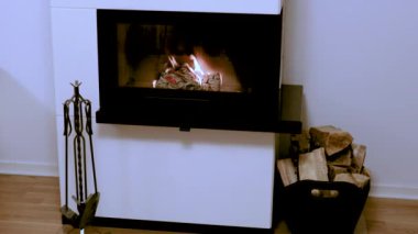 Şöminede yanan odunların manzarası güzelmiş. Güzel arka planlar.