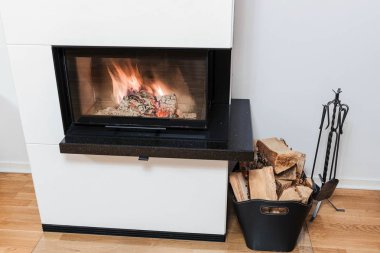 Şöminede yanan odunun güzel manzarası. Güzel arka planlar. İsveç.