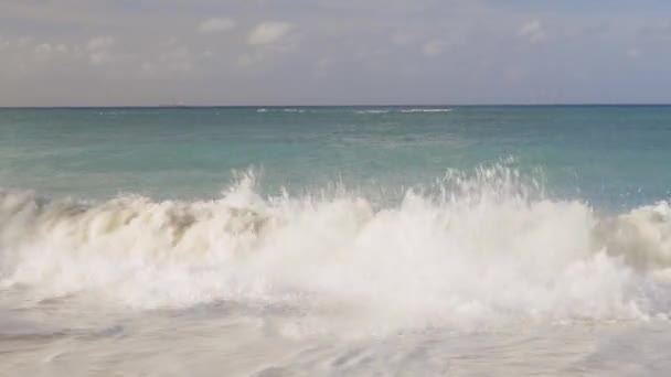 Große Welle Der Karibik Bricht Die Küste Türkisblaues Meerwasser Und — Stockvideo